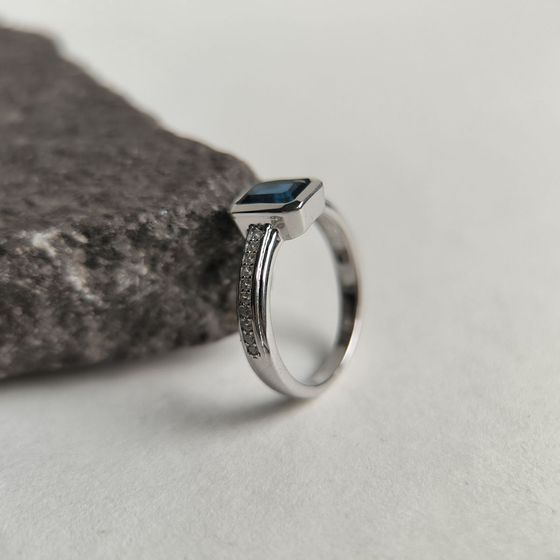 Серебряное кольцо с сапфиром nano 1.145ct, фианитами