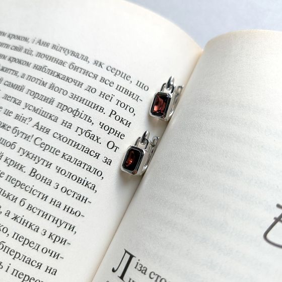 Silver earrings with a 3.81-carat garnet