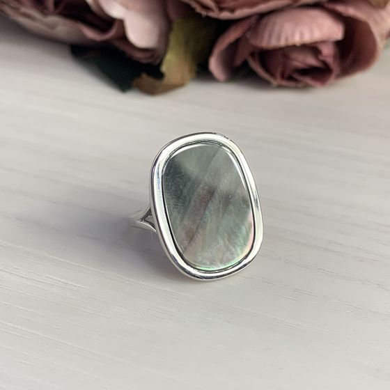 Silver ring with mother-of-pearl 4.078ct