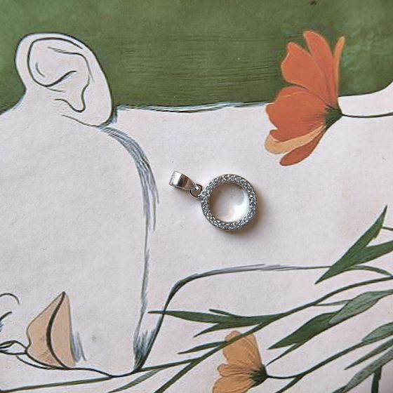 Silver pendant with phianites