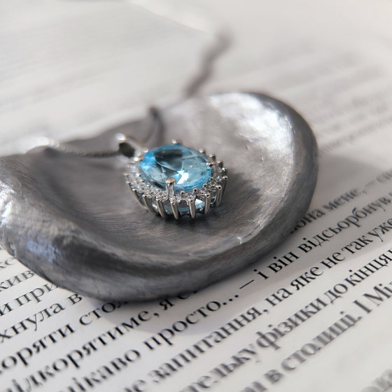 Срібна підвіска з топазом 3.265ct, фіанітами