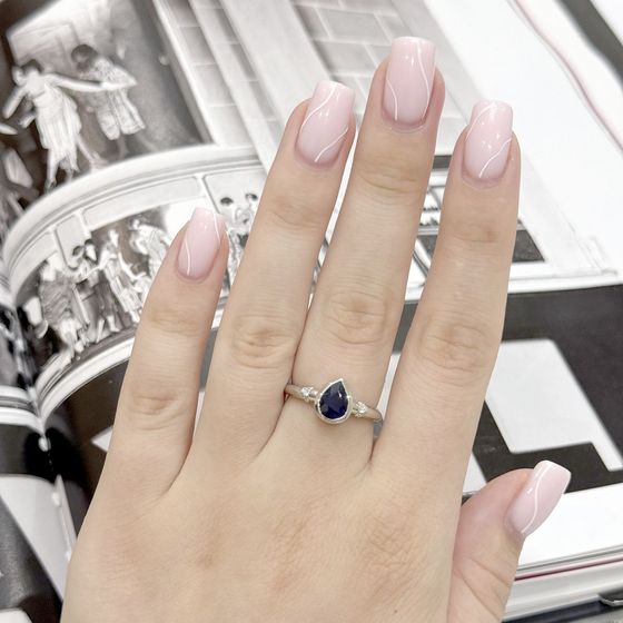 Срібна каблучка з сапфіром 1.757ct, фіанітами