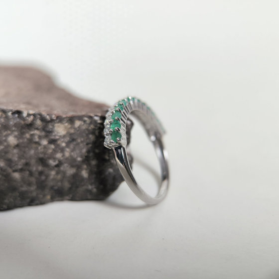 Silver ring with 1.19ct emerald