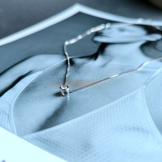 Silver necklace with phianites