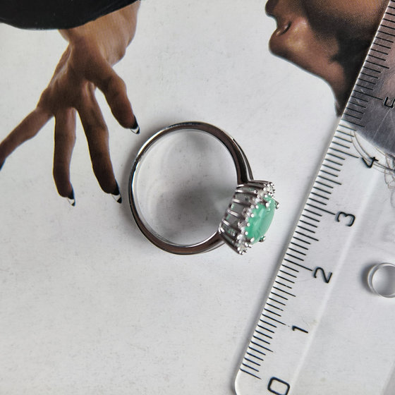 Срібна каблучка зі смарагдом 2,836 карата та фіанітами