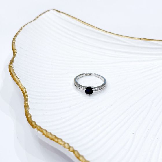 Silver ring with 0.892ct sapphire, fianites