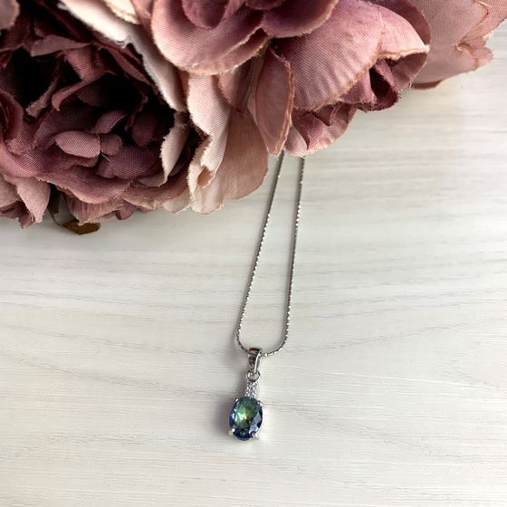 Silver pendant with a 1.936-carat mystic topaz