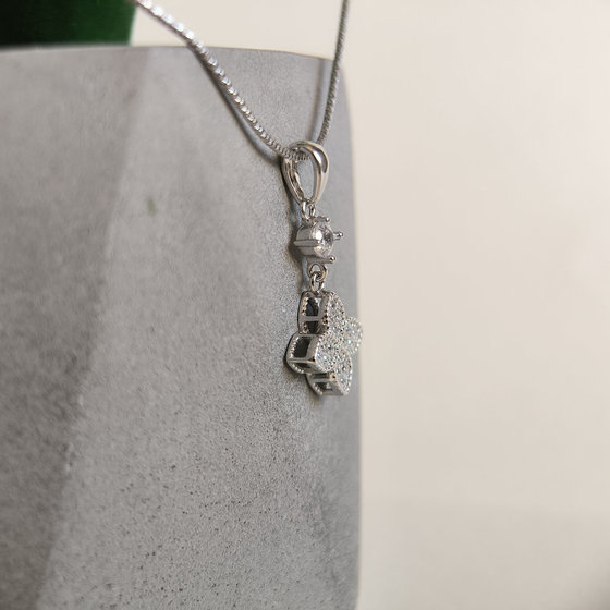 Silver pendant with cubic zirconia