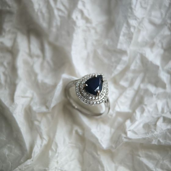 Серебряное кольцо с сапфиром 2.963ct, фианитами