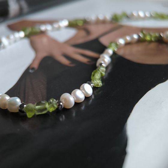 Срібне кольє з перлами бароковими, хризолітом