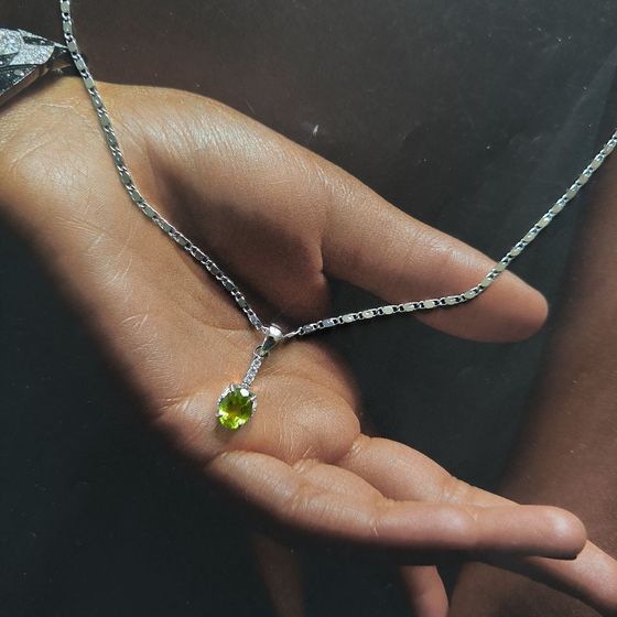 Серебряная подвеска с хризолітом