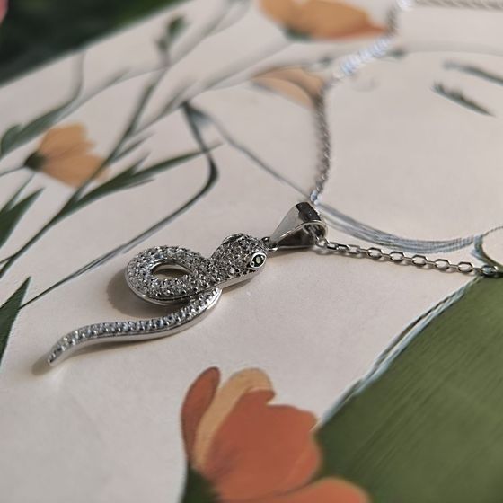 Silver necklace with phianites