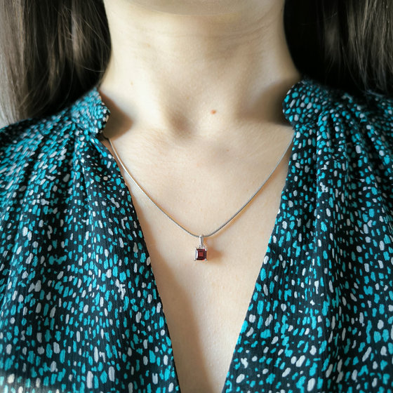 Silver pendant with 0.85ct garnet