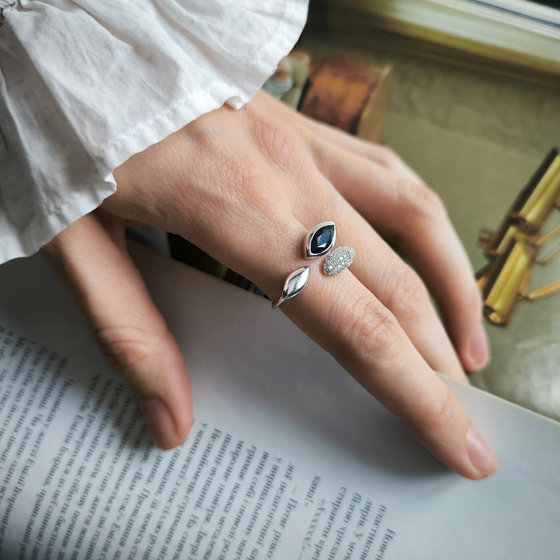 Silver ring with 1.73ct sapphire and cubic zirconia