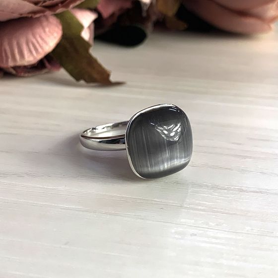 Silver ring with a cat's eye