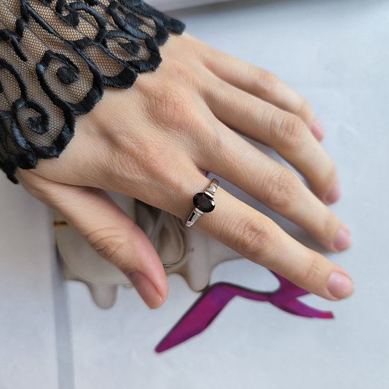 Срібне кільце з гранатом 1,35 карата