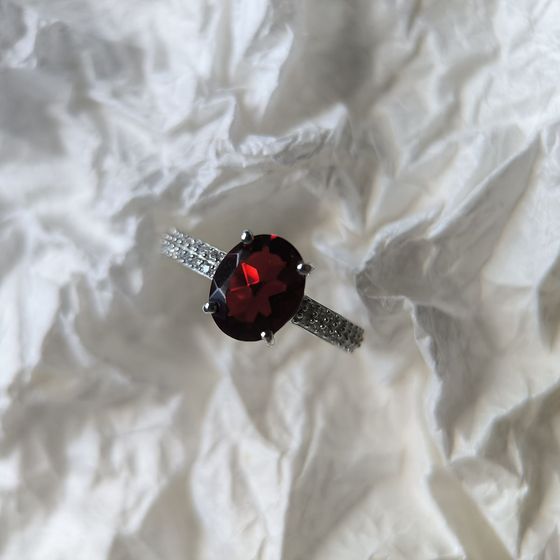 Срібна каблучка з гранатом nano, фіанітами