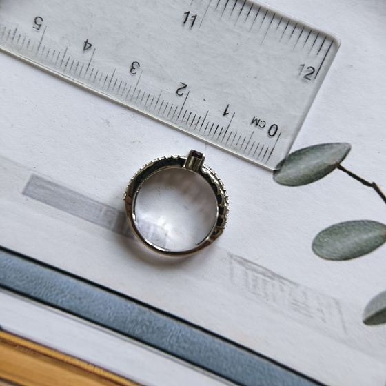 Срібна каблучка з гранатом 0.643ct, фіанітами