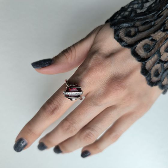 Срібна каблучка з гранатом 4.055ct