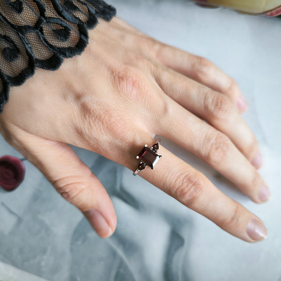 Срібне кільце з гранатом 2,425 карата