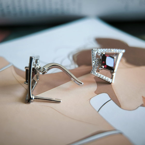 Срібні сережки з гранатом 3,399 карата