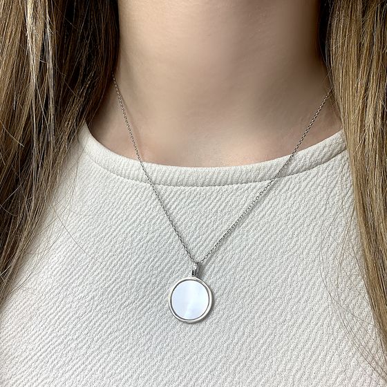 Silver necklace with mother-of-pearl