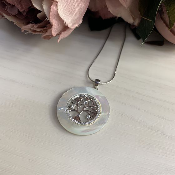 Silver pendant with mother-of-pearl