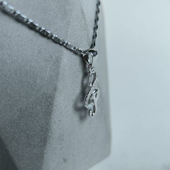 Silver pendant with phianites