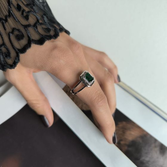 Серебряное кольцо с изумрудом nano