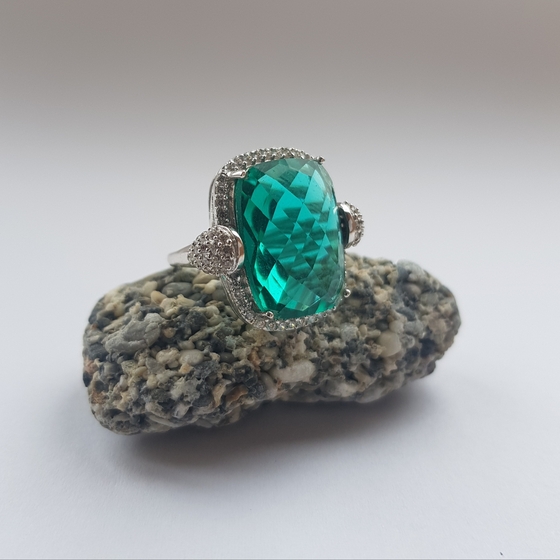 Silver ring with emerald nano
