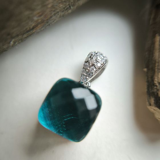 Срібна підвіска з фіанітами