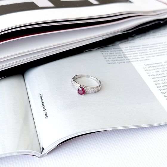 Срібна каблучка з рубіном 0.932ct, фіанітами