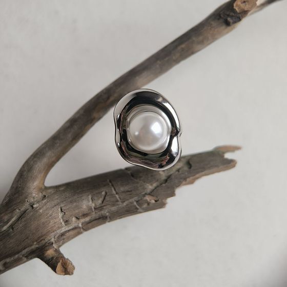 Silver ring with pearls