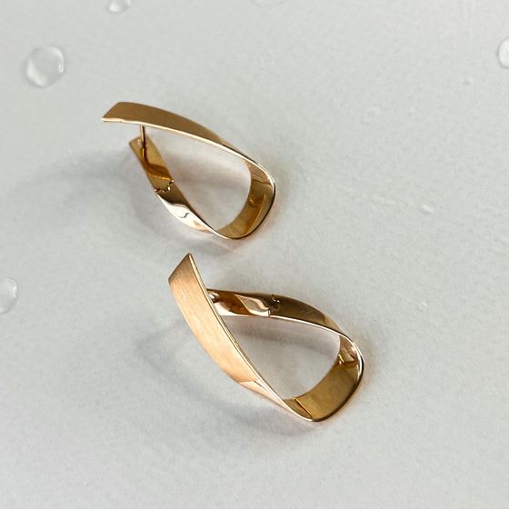 Gold earrings without stones