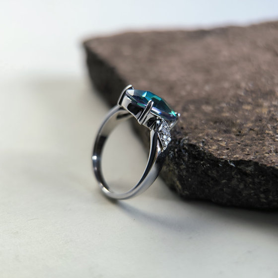 Срібне кільце з містичним топазом 3,492 карата