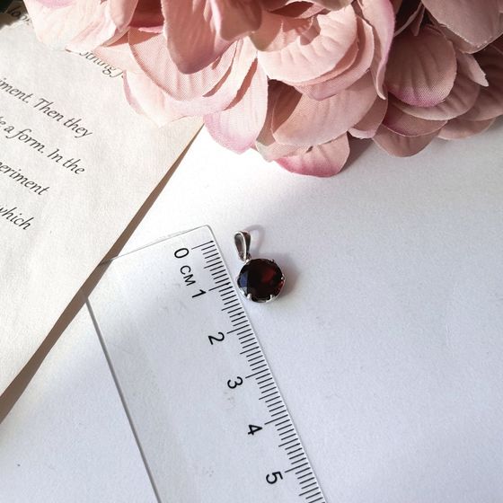 Серебряная подвеска с гранатом