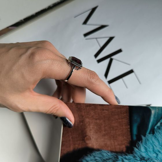 Срібна каблучка з гранатом 2.942ct