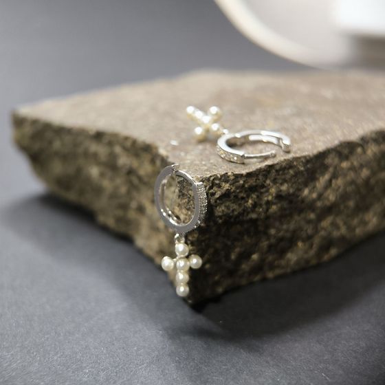 Silver earrings with pearls, fianites