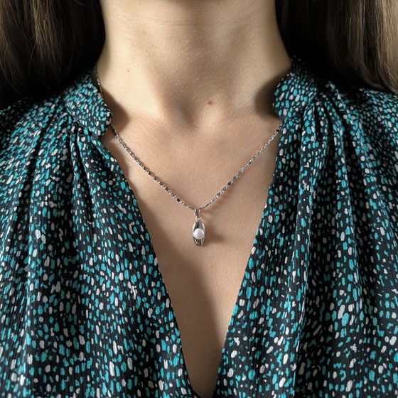 Silver pendant with pearls