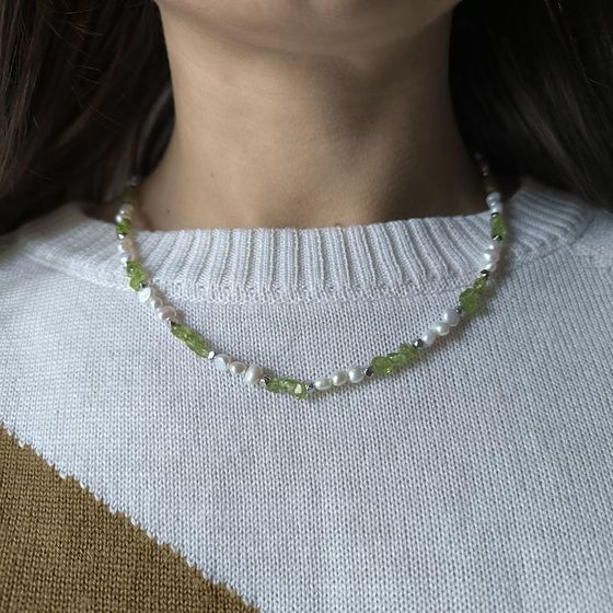 Срібне кольє з перлами бароковими, хризолітом