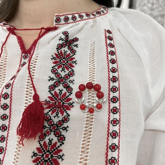 Срібна брошка з коралом