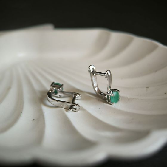 Срібні сережки зі смарагдом 0,8 карата