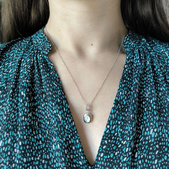 Silver necklace with mother-of-pearl