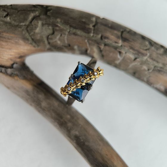 Серебряное кольцо с сапфиром nano 2.148ct, фианитами