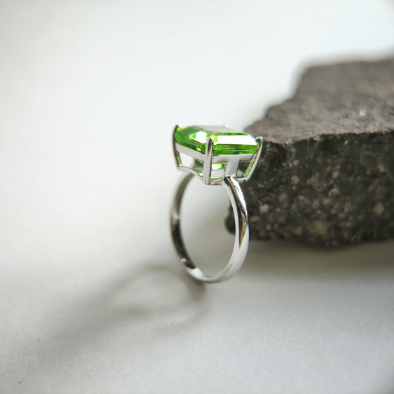 Серебряное кольцо с хризолітом 4.252ct