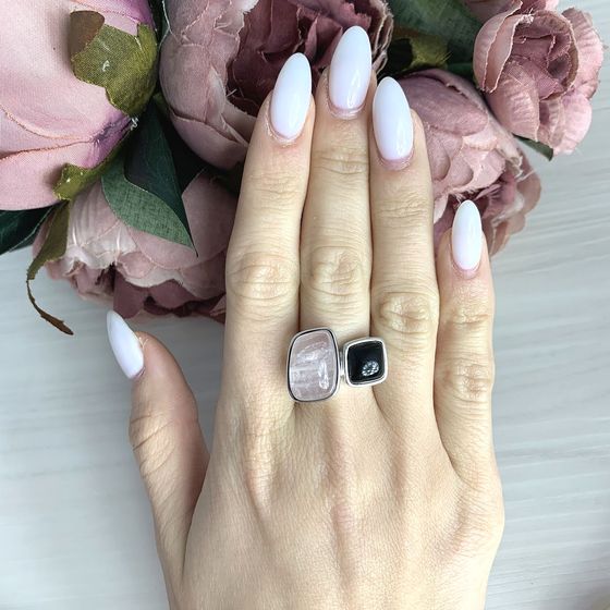 Серебряное кольцо с розовым кварцем 9.9ct, ониксом