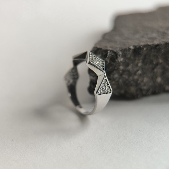 Серебряное кольцо с фианитами