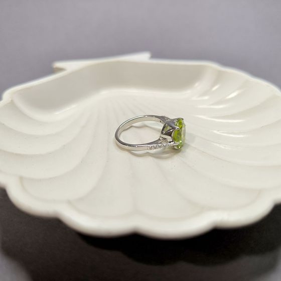 Серебряное кольцо с хризолітом, фианитами