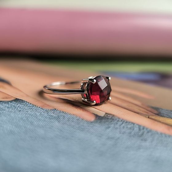 Silver ring with a garnet (nano)