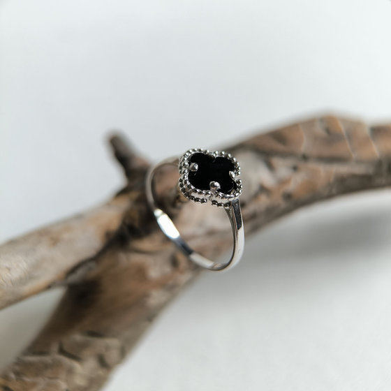 Серебряное кольцо с ониксом, фианитами
